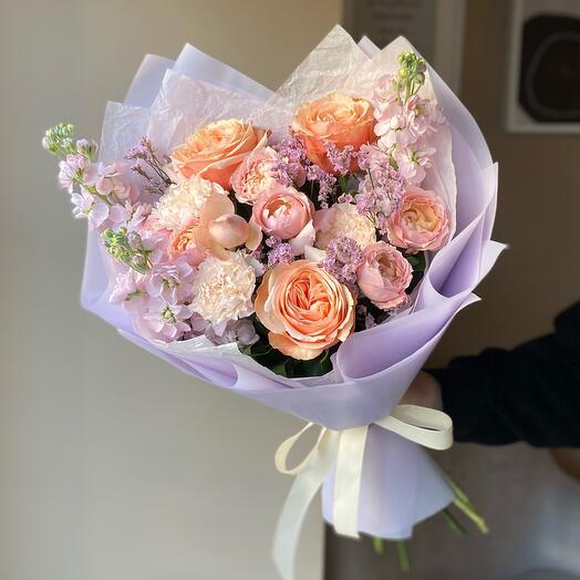 Букет «Персиковый сад» с пионовидными розами и ароматной маттиолой 🧡