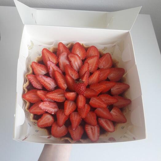 Тарталетка с чизкейком, ревнем и клубникой "Dolcetto"
