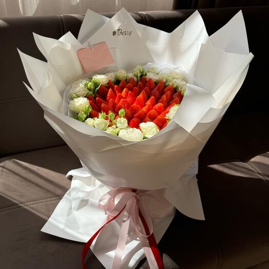 WOW букет с клубникой и кустовыми розами