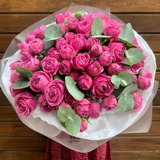Ramo de rosas de peonía con eucalipto