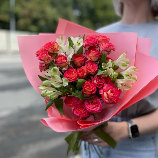 Букет из 5 ярких кустовых роз и 3 альстромерий
