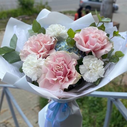 Букет с французскими розами, гортензией и белым диантусом