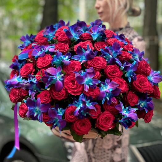 Корзина из 65 алых роз и 50 орхидей