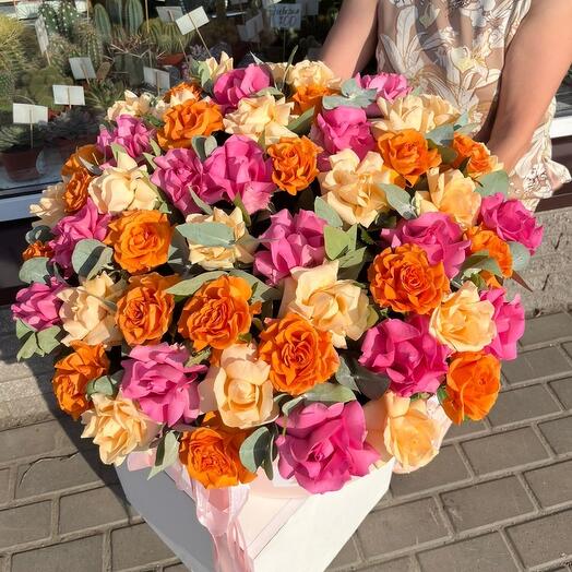 Радужные розы в коробке