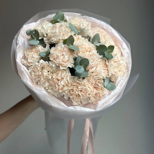 Нежный моно букет с диантусами и эвкалиптом