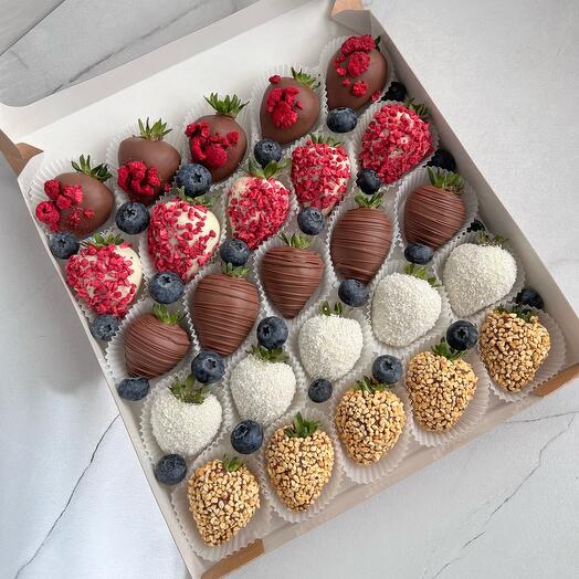 Strawberries in Belgian chocolate "Chocolate mystery"