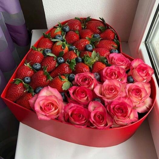 Təzə çiyələk qutusundakı güllər