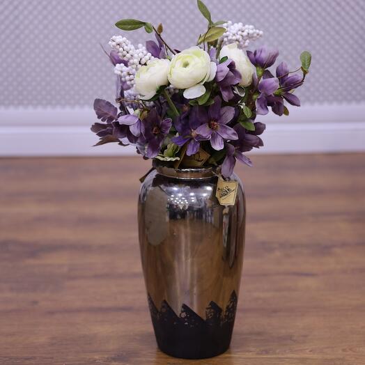 Композиция в вазе с ранункулюсом и магнолией