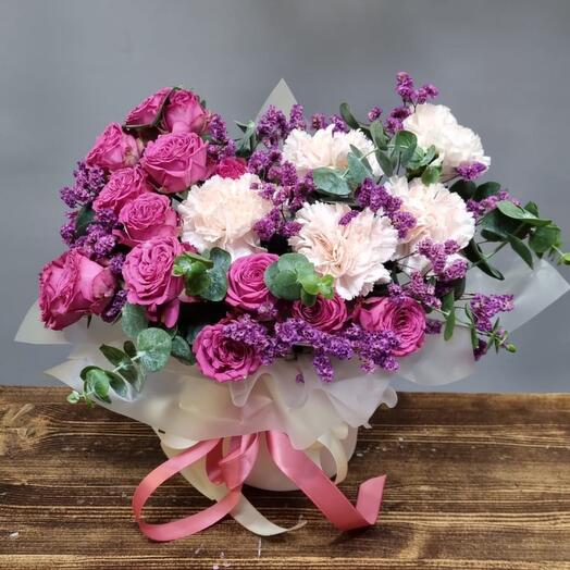 Rosa de arbusto y Dianthus en una Caja de sombrero