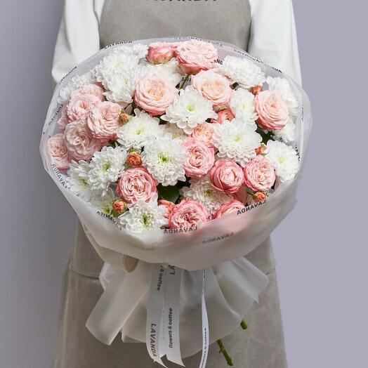 Воздушный букет хризантем и кустовых роз