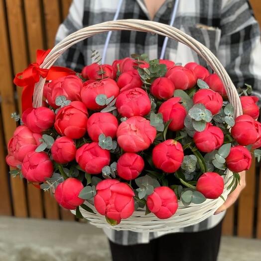 Букет из коралловых пионов и эвкалипта в корзине