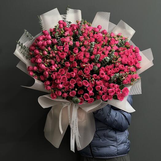 Объемный букет кусовых роз «София»