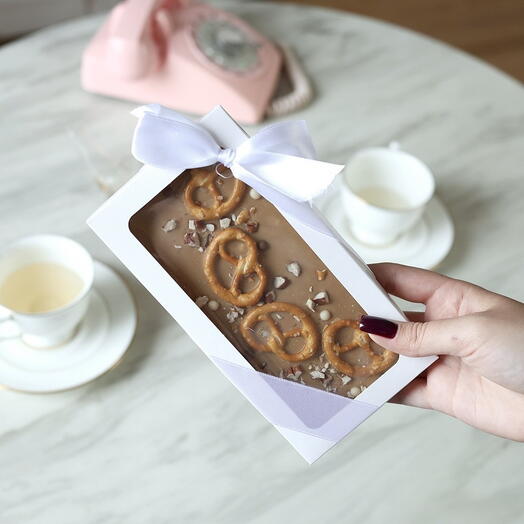 Карамельный шоколад ручной работы с печеньем и пеканом