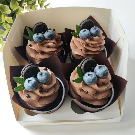Cupcakes de chocolate con arándanos y crema de chocolate