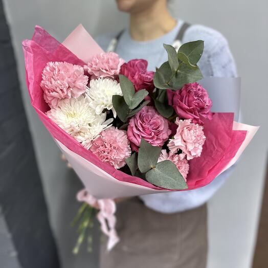 Ramo de rosas en forma de peonía, eucalipto, Dianthus rosa