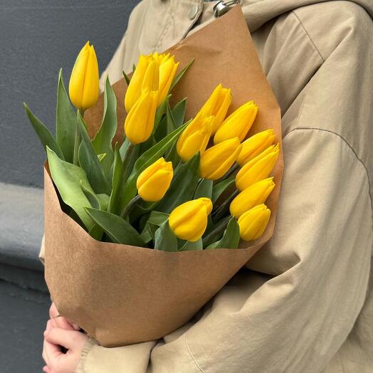 19 желтых тюльпанов в крафте