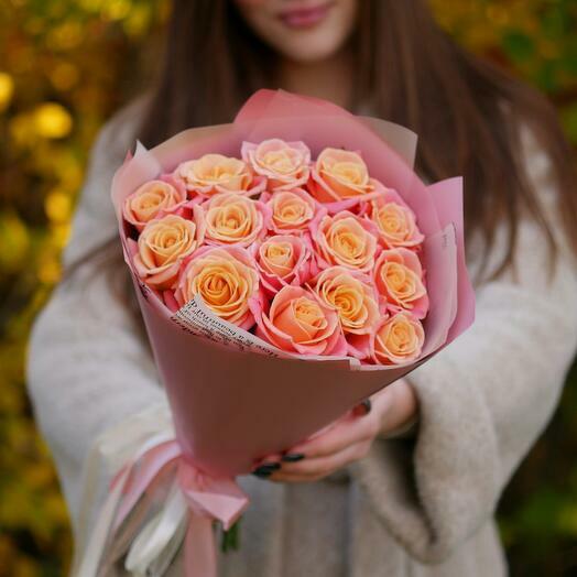 Ramo de 15 rosas de la variedad Miss Piggy en paquete