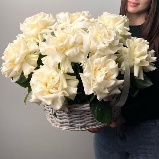 Корзина с белыми французскими розами