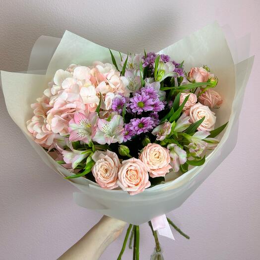 Delicado ramo con hortensias, rosas en forma de peonía y alstroemeria