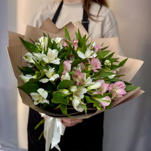 Прелестный букет из 15 белых и розовых альстромерий