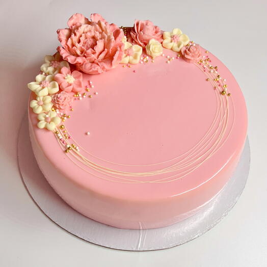 Pastel de mousse con flores de chocolate para el 8 de marzo