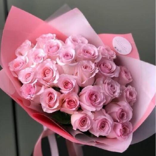Нежный букет из 25 роз в оформлении