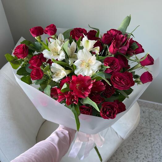 7 кустовых роз + альстромерия♥️🤍