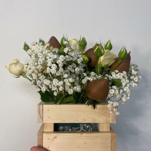 Композиция из клубники в шоколаде и чайной розы в деревянном ящике