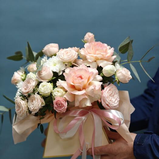 Кустовая роза в сумочке