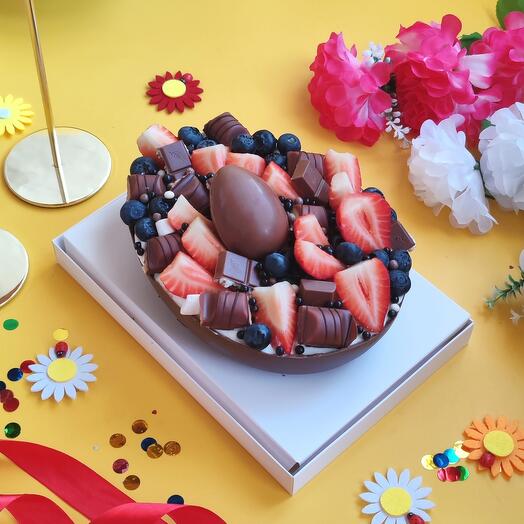 Торт яйцо Киндер Choco egg с ягодами и сладостями
