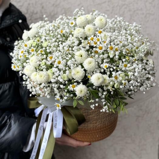 Ромашки с гипсофилой в плетенном кашпо