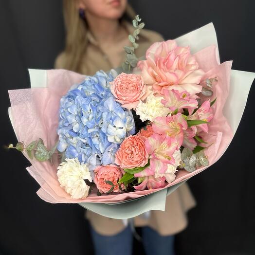 Букет с гортензией и французской розой