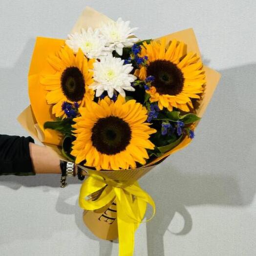 Bouquet of daisies with sunflowers