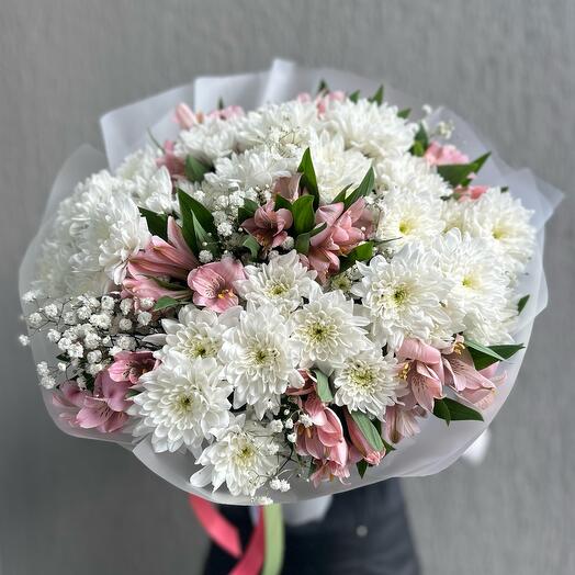 Букет из кустовой хризантемы, альстромерии и гипсофилы