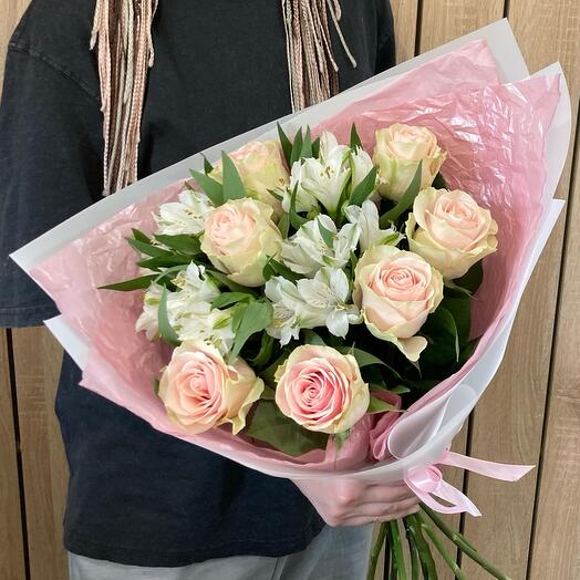 Букет из розовых роз и белых альстромерий🌸🤍