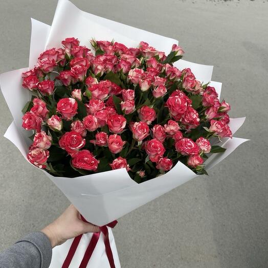 Букет из розовых кустовых роз яркий