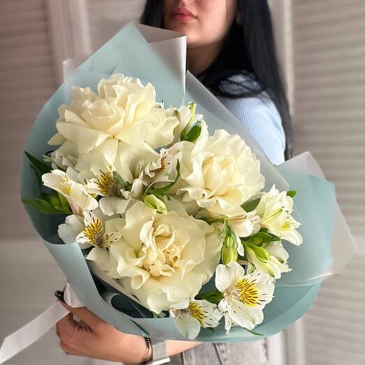 Букет с белыми французскими розами и альстромерией