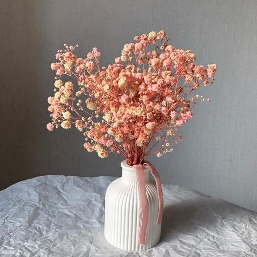 Гипсовая ваза с нежной-розовой стабилизированной гипсофилой