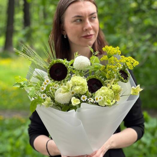 Летний букет из подсолнухов, ромашек и хризантем