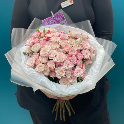 Букет розовых кустовых роз