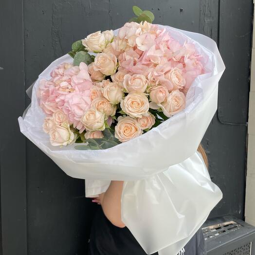 🎀 букет гортензий и кустовой пионовидной розой