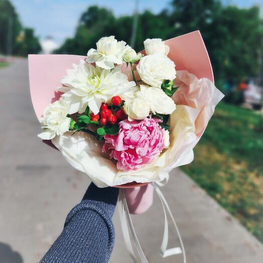 Сборный букет с пионом и георгином