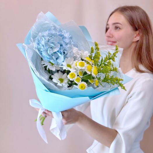 Букет «Лето в подарок» с гортензией и ромашками. Букет 185