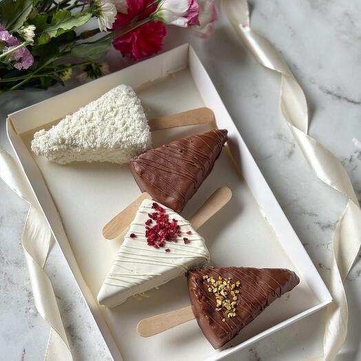 Подарочный набор ассорти чизкейков в молочном и белом шоколаде