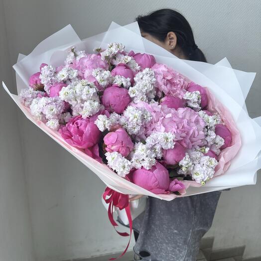 Сезонный букет из пионов, маттиолы, гортензий