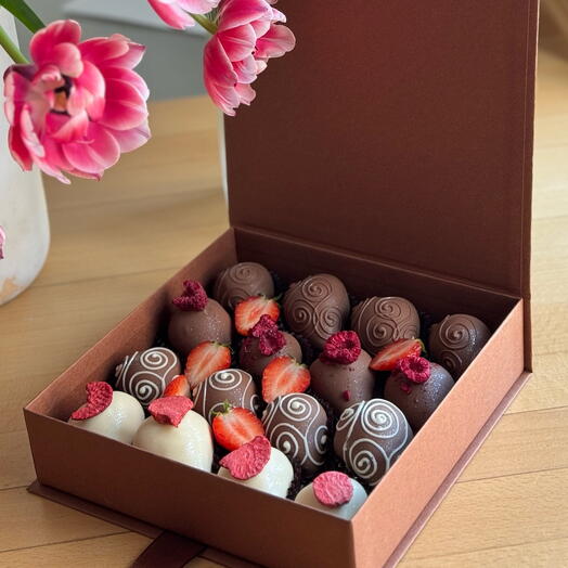 Happy birthday box 16 truskawek