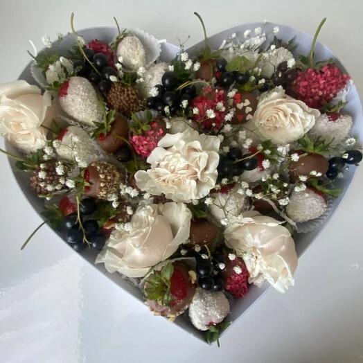 Клубника в шоколаде с белыми розами "Белый танец"