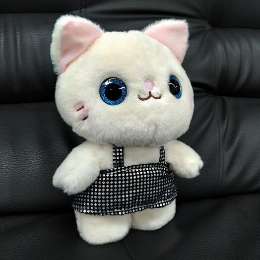 Котёнок 25 см молочный в чёрном платье