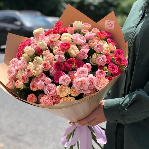 Букет из 25 разноцветных кустовых роз