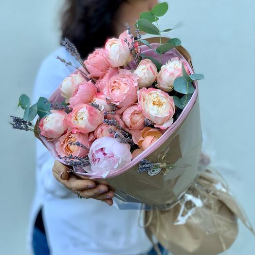 Букет «Утро в Провансе» с кустовыми пионовидными розами и пионом Сара Бернар